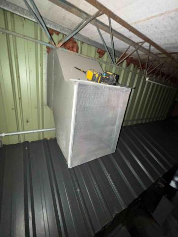 崴哥水電工程 - 什麼疑難雜症我都能處理 皇家傳承牛肉麵中央廚房通風孔怕蚊蟲飛入 希望可以封口 使用白鐵紗網固定 也不怕生鏽和動物破壞