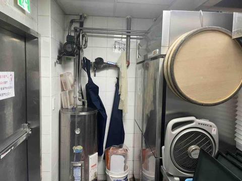 崴哥水電工程 - 營業的神樂家 日料忠孝sogo店 更換儲熱式電熱水器 接到電話 到現場發現加熱桶破裂水流到電控版 導致一直跳電無法使用 價格談好 一邊安排施工單 三小時內更換到好 更換前