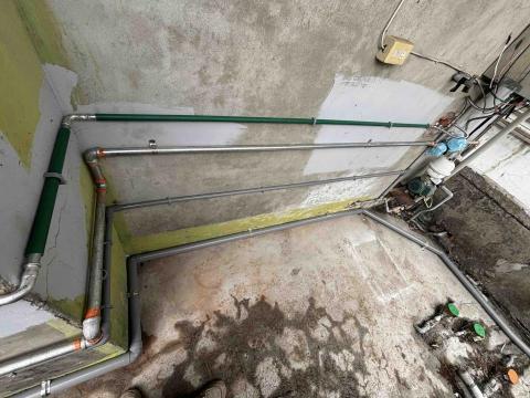 崴哥水電工程 - 新莊 頂樓加蓋 裝修場 配製流理台冷熱水管與排水管 施工後 已完工試水 （細節處理 排水管固定在地上採用白鐵歐姆夾 搭配束帶十字交叉 放置地面 沒有鑽孔破壞防水層