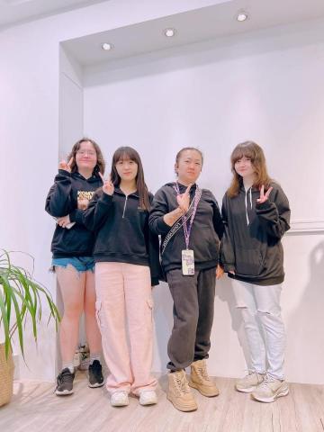 Faye Lance - 與學生互動