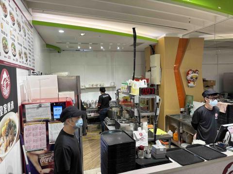 崴哥水電工程 - 台北榮總醫院美食街-皇家傳承牛肉麵 改善燈光不夠亮 安裝軌道燈搭配自然光 7瓦 16瓦 施工後