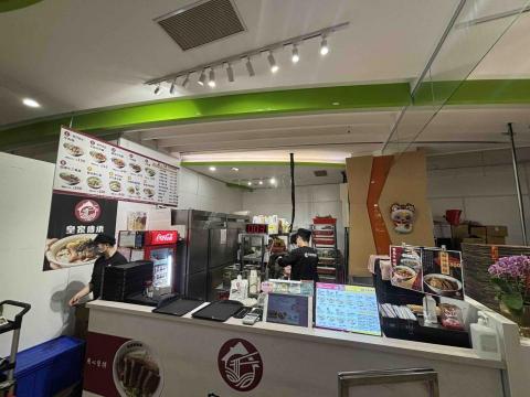 崴哥水電工程 - 台北榮總醫院美食街-皇家傳承牛肉麵 改善燈光不夠亮 安裝軌道燈搭配自然光 7瓦 16瓦 施工中