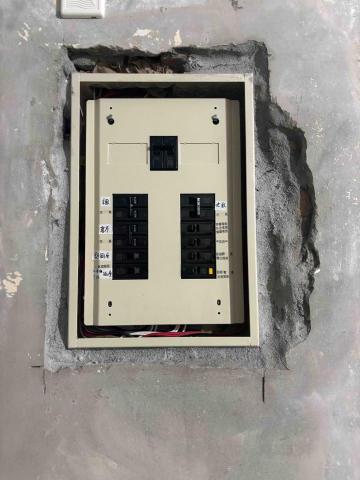 崴哥水電工程 - 中和陳宅配電盤更新中 自己打鑿 坎箱 配線後