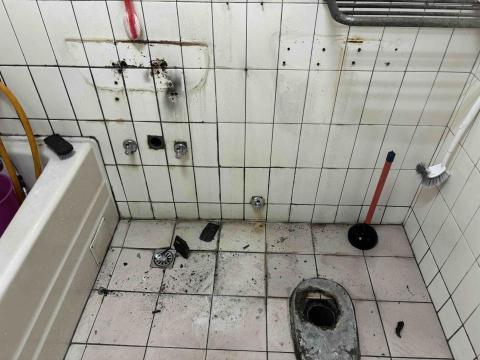 崴哥水電工程 - 中和介龍仙無痛調理臉盆馬桶翻新 舊品拆除 牆面清潔 舊孔補白水泥