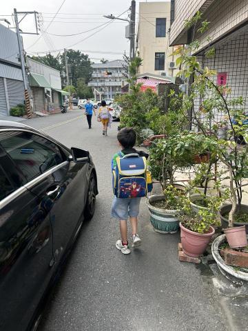 1688Taxi24H計程車 - 固定短程接送小孩上學
也是找了十幾間計程車行最後才放心交給1688taxi，讓工作辛苦的媽媽放心賺錢。