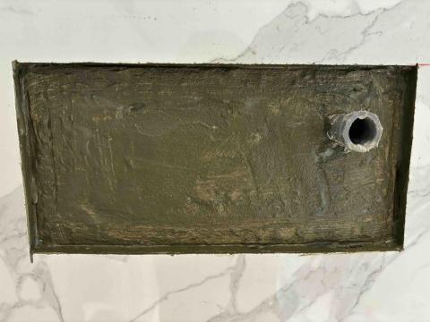 崴哥水電工程 - 台北中山北路漏水案 找到熱水漏水處 打鑿壓接修復 施工中 水電自己泥作復原 上防水中