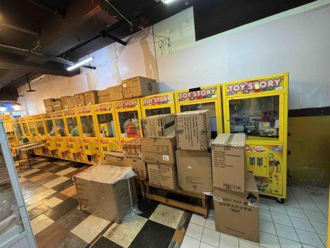 崴哥水電工程 - 中和建一路娃娃機店店面配置插座 改善照明  用電規劃 施工前