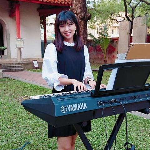 提供吉他換弦台南服務的專家小霙老師