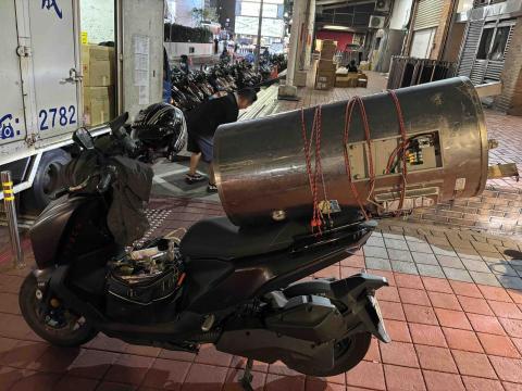 崴哥水電工程 - 營業的神樂家 日料忠孝sogo店 更換儲熱式電熱水器 接到電話 價格談好 一邊安排施工單 三個小時內安排更換到位 完工後垃圾清運