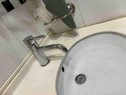 崴哥水電工程 - 更換洗臉盆竹節水龍頭 與排水管 搭配彈跳落水頭