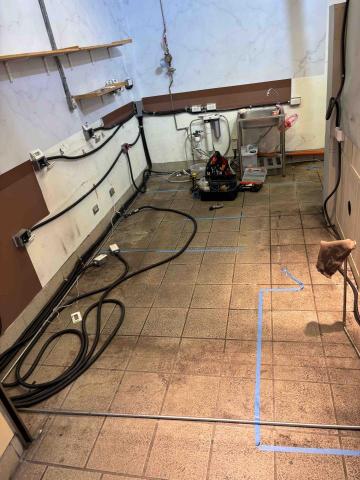 崴哥水電工程 - 板橋捷運站3號出口 舊有迴路整理、迴路標註、異動、多餘的收納保留 過濾器移位  施工前