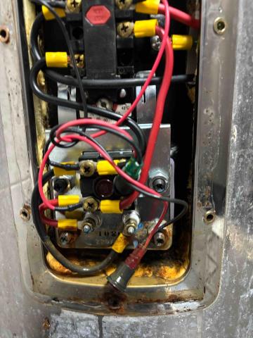 崴哥水電工程 - 營業的神樂家 日料忠孝sogo店 更換儲熱式電熱水器 接到電話 到現場 發現加熱桶破裂水流到電控版 導致一直跳電無法使用 更換前 查看問題點  機板泡在水裡 打開都鏽蝕  無法維修 安排更換