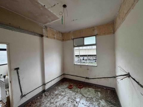 崴哥水電工程 - 板橋大觀路裝修 電箱更新 全室配線 部分打鑿 設計對切開關冷熱水管更新 業主要求明暗管  這場也是沒有泥作 自己打的自己補 施工中