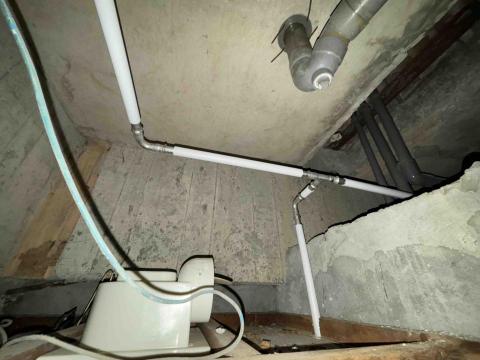 崴哥水電工程 - 三重熱水管漏水 壓接明管 白鐵固定夾 直角直線美觀