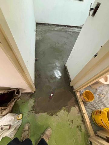 崴哥水電工程 - 中和陳宅地平整平後 交給卡扣地板施作