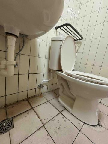 崴哥水電工程 - 中和介龍仙無痛調理臉盆馬桶翻新 舊品拆除 牆面清潔 舊孔補白水泥 安裝完成 馬桶底座已經清到只剩一點使用痕跡 無法完全清除