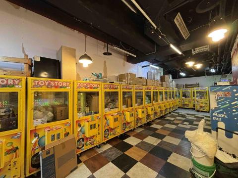 崴哥水電工程 - 中和建一路娃娃機店店面配置插座 改善照明  用電規劃 施工前