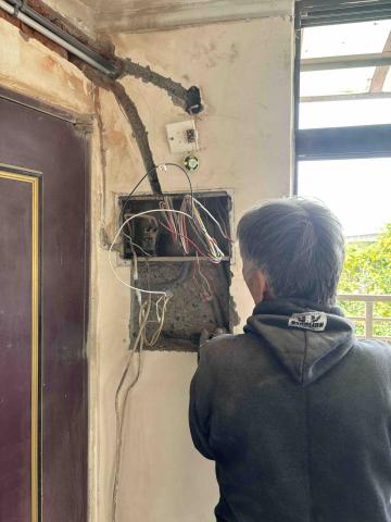 崴哥水電工程 - 板橋大觀路裝修 電箱更新 全室配線 部分打鑿 設計對切開關冷熱水管更新 業主要求明暗管  這場也是沒有泥作 自己打的自己補 電箱打鑿中 rc剪力外牆真的硬 