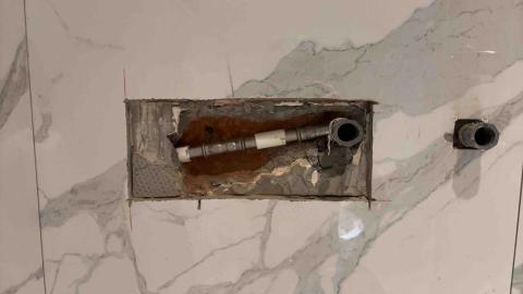 崴哥水電工程 - 台北中山北路漏水案 找到熱水漏水處 打鑿壓接修復 施工中