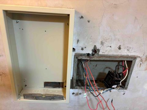 崴哥水電工程 - 新莊 頂樓加蓋 裝修場 業主希望電箱能明箱直接覆蓋過去 並且線路接長結盤即可 經過一再的努力溝通過後 討論不要直接覆蓋  以後更換線路比較方便 也避免 維修困難 把電盤移至左側 