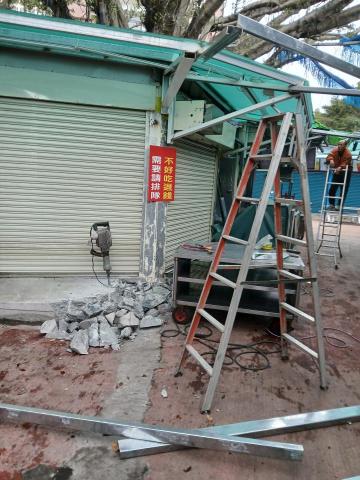 楊嘉豪鐵工任職中 - 平台打石做業拆除  磅數三千起厚35cm. 八里區商店街