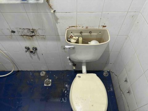 崴哥水電工程 - 永和馬桶臉盆翻新 牆面洗淨 舊孔填補白水泥  糞管做透氣（因屋主要求透氣管不要做到戶外 有功能即可）