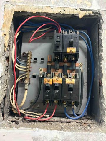 崴哥水電工程 - 中和陳宅配電盤更新前