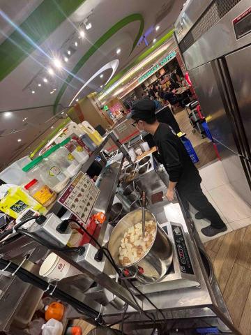 崴哥水電工程 - 台北榮總醫院美食街-皇家傳承牛肉麵 改善燈光不夠亮 安裝軌道燈搭配自然光 7瓦 16瓦 施工後