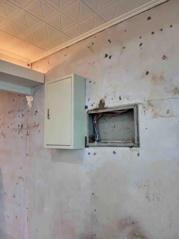 崴哥水電工程 - 新莊 頂樓加蓋 裝修場 電箱明箱整理完 舊箱的位置還可以當弱電箱收納wifi盒 以後線路維修也方便 既美觀