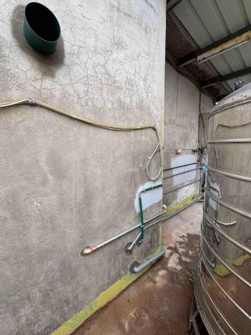 崴哥水電工程 - 新莊 頂樓加蓋 裝修場 配製流理台冷熱水管與排水管  抽油煙機孔 水管出入孔也完成補水泥 牆面與地板已清潔  已完工