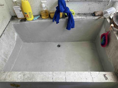 崴哥水電工程 - 舊式後陽台水槽裂痕導致滲漏水 使用灰白水泥配色填補裂痕在上防水