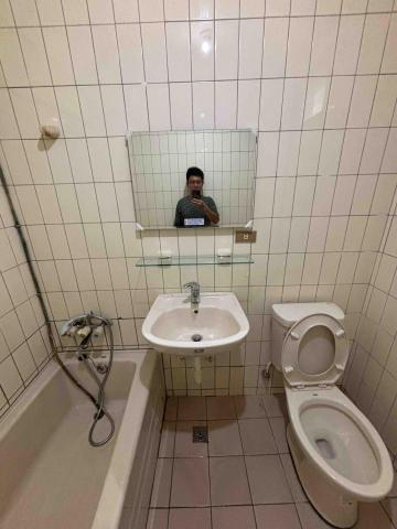 崴哥水電工程 - 中和介龍仙無痛調理 第二套臉盆、鏡面、玻璃檯面、馬桶翻新 舊品拆除 牆面清潔 舊孔補白水泥 安裝完成 