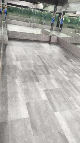 隆家班 - 石塑地板施打