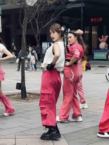 卿頤亭 - 台北信義快閃表演