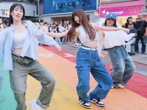 卿頤亭 - 台北信義快閃表演