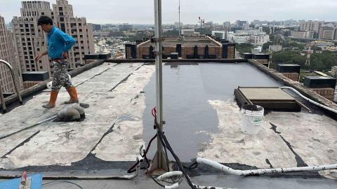 福赫防水工程行 - 屋頂 抓漏 防水 施工中。