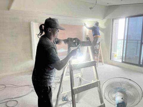 小Q  油漆工程 - 裝潢場研磨中