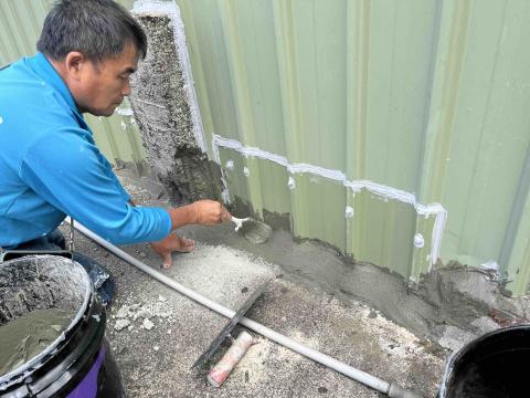 福赫防水工程行 - 鐵皮交接處漏水 施工 中