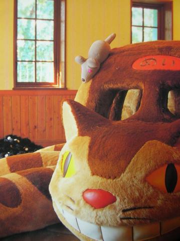 台爭科技日文翻譯 - 龍貓巴士。