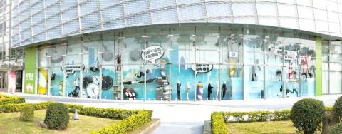 坤任資訊有限公司 - 百貨布景牆設計