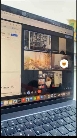 凃姵岑 - 線上教學英文時的照片