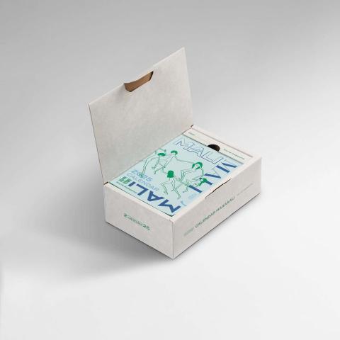 等等設計工作室 - 日曆設計｜2025馬曆《自信曆》
#StepByStep #DayByDay
#外盒設計
期望透過完整的開盒體驗，為生活中的美好更增添不一樣的風味。一步一步，日日是好日。