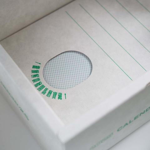 等等設計工作室 - 日曆設計｜2025馬曆《自信曆》
#StepByStep #DayByDay
#外盒設計
期望透過完整的開盒體驗，為生活中的美好更增添不一樣的風味。一步一步，日日是好日。