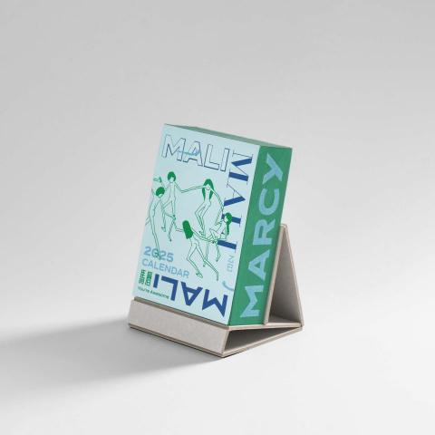 等等設計工作室 - 日曆設計｜2025馬曆《自信曆》
#StepByStep #DayByDay
#封面設計
封面插圖選用瑪麗繪製的馬諦斯《舞蹈》的二次創作，因此在設計的表現上呈現單純且乾淨俐落的特點，呼應美術館給人的氛圍。文字的重複環繞如同封面上的舞蹈，並使用不同的字型表現，各式各樣、形形色色的我們！