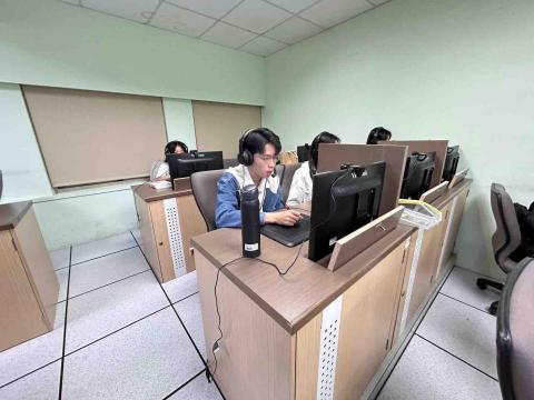 羅冠鈞 - 112-2臺師大數位學伴 上課照片02