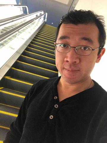 提供寄貨便服務的專家王 俊人