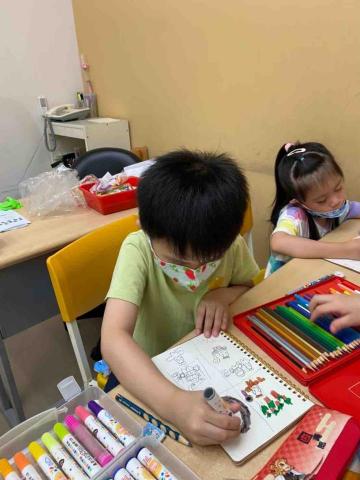 鄭羽岑 - 學生畫畫互動