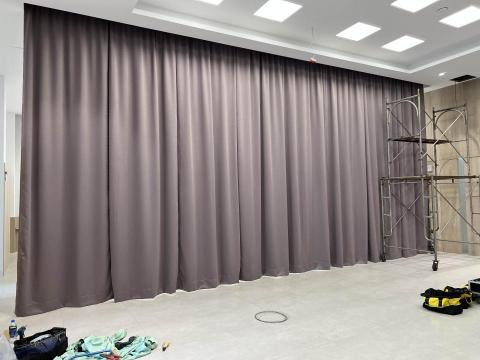 惜地企業有限公司 - 舞台遮幕，可上下升降，服務含升降機組、布幕與安裝