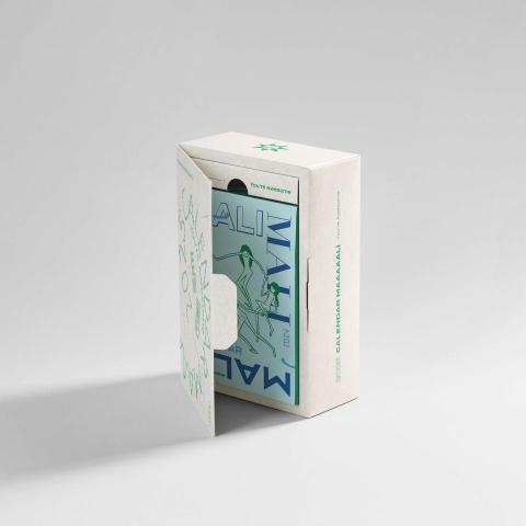 等等設計工作室 - 日曆設計｜2025馬曆《自信曆》
#StepByStep #DayByDay
#外盒設計
期望透過完整的開盒體驗，為生活中的美好更增添不一樣的風味。一步一步，日日是好日。