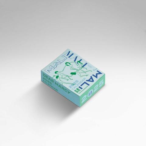 等等設計工作室 - 日曆設計｜2025馬曆《自信曆》
#StepByStep #DayByDay
#封面設計
封面插圖選用瑪麗繪製的馬諦斯《舞蹈》的二次創作，因此在設計的表現上呈現單純且乾淨俐落的特點，呼應美術館給人的氛圍。文字的重複環繞如同封面上的舞蹈，並使用不同的字型表現，各式各樣、形形色色的我們！